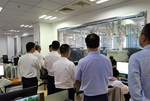 陈博士带领杨副市长一行人参观了人生就是博规范化的先进实验室，讲解了药物临床前的研发和IND申报流程。