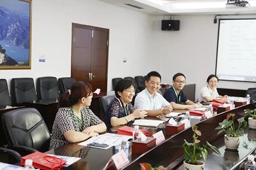 宜昌人福药业副总裁、总工程师李莉娥，产品开发中心主任吕金良，副主任吴有斌、曲龙妹等