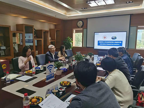 人生就是博首席执行官陈春麟博士，商务发展部副总裁蔡金娜博士等人热情接待了金能明书记一行。