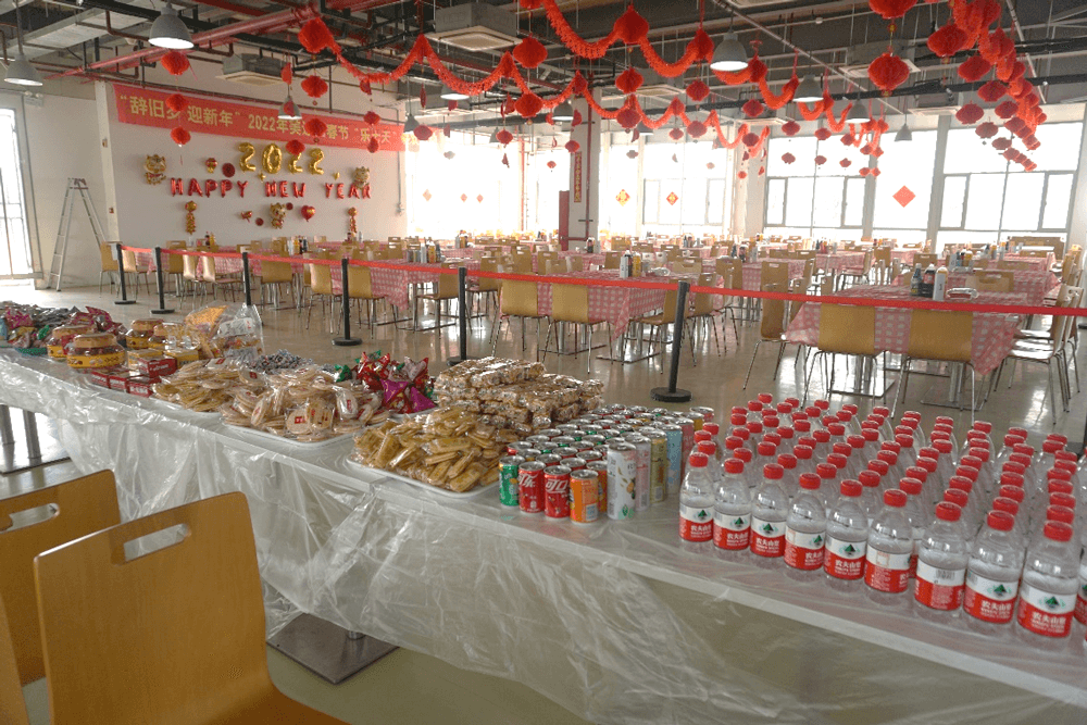 人生就是博还为伙伴们准备了水果、零食、饮料等